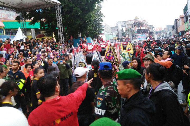 Untuk menjaga toleransi dan kerukunan antarumat beragama, saat Adzan Magrib kegiatan dihentikan sementara hingga pelaksanaan salat selesai.