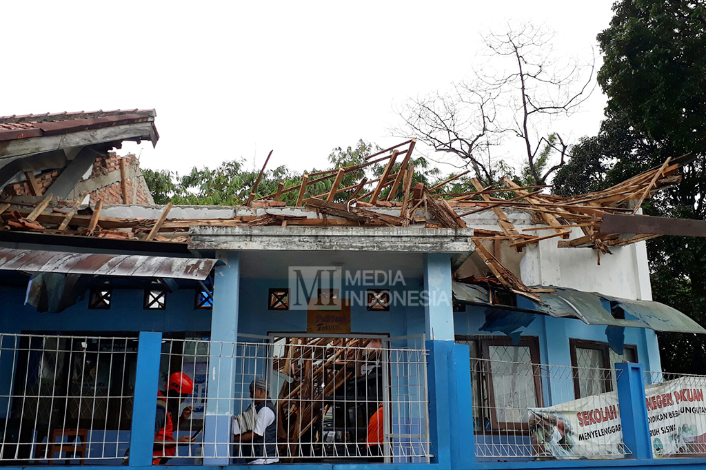Atap Sekolah di Bogor Ambruk Diterjang Angin Kencang