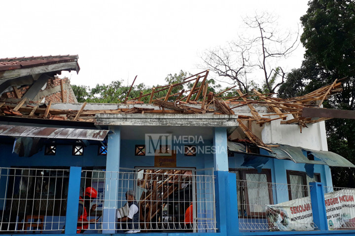 Atap Sekolah di Bogor Ambruk Diterjang Angin Kencang