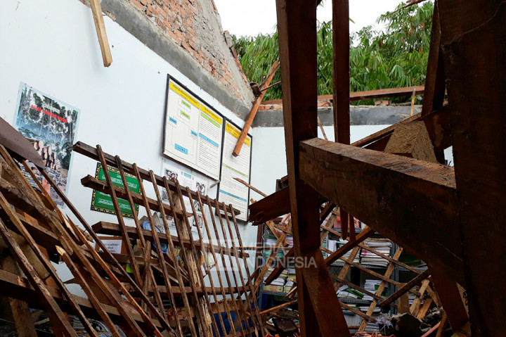 Atap Sekolah di Bogor Ambruk Diterjang Angin Kencang