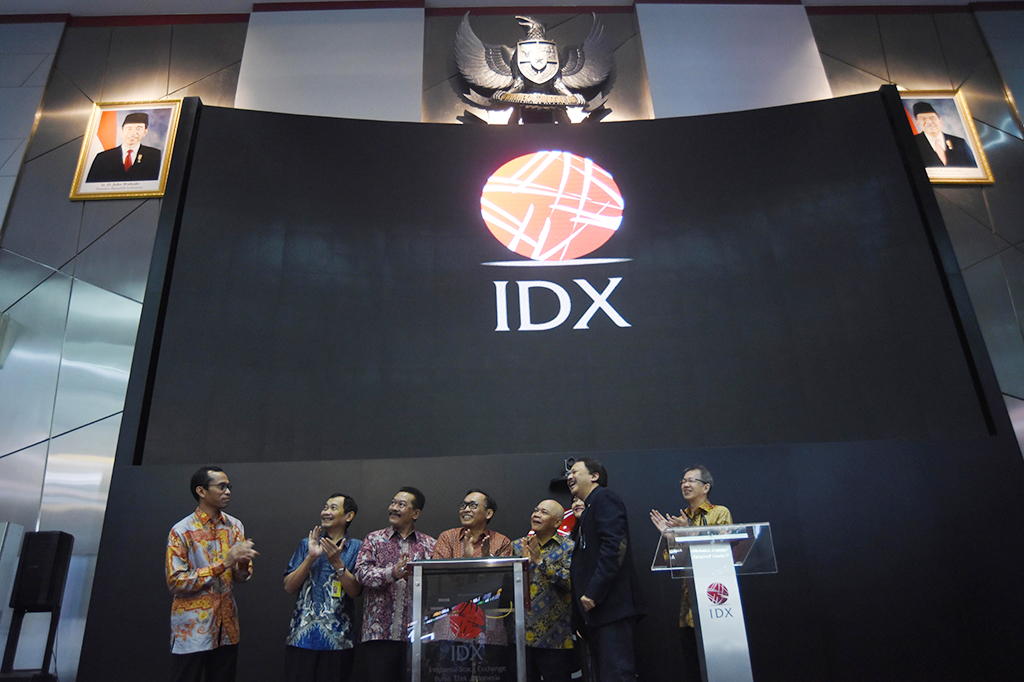 Dirut Garuda Indonesia M Arif Wibowo (tengah) didampingi Komisaris Utama Jusman Syafii Djamal (ketiga kanan), Dirut BEI Tito Sulistio (kedua kanan), dan jajaran direksi Garuda Indonesia dan BEI membuka perdagangan saham di Bursa Efek Indonesia, Jakarta.