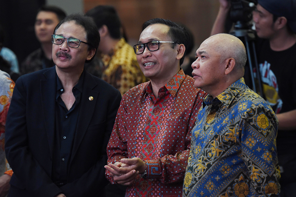 Dirut Garuda Indonesia M Arif Wibowo (tengah) berbincang dengan Komisaris Utama Jusman Syafii Djamal (kanan) dan Dirut BEI Tito Sulistio usai pembukaan perdagangan saham di Bursa Efek Indonesia, Jakarta.