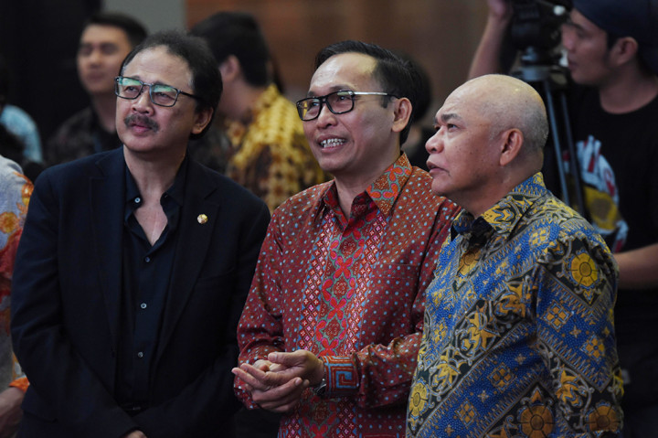 Dirut Garuda Indonesia M Arif Wibowo (tengah) berbincang dengan Komisaris Utama Jusman Syafii Djamal (kanan) dan Dirut BEI Tito Sulistio usai pembukaan perdagangan saham di Bursa Efek Indonesia, Jakarta.