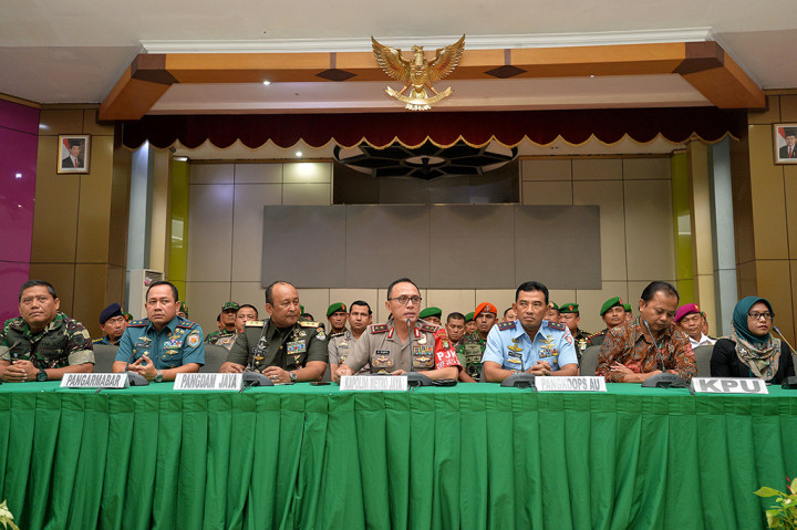 Kapolda Metro Jaya Irjen Pol M Iriawan (tengah), Pangdam Jaya Mayjen TNI Teddy Lhaksmana (ketiga kiri), Ketua KPU Provinsi DKI Jakarta Sumarno (kedua kanan), Ketua Bawaslu Provinsi DKI Jakarta Mimah Susanti (kanan), Pangkoopsau I Marsda TNI Yuyu Sutisna (ketiga kanan), Pangarmabar Laksda TNI Aan Kurnia (kedua kiri), dan Pangdivif-1 Kostrad Mayjen TNI AM Putranto (kiri) memberikan keterangan pers usai melakukan pertemuan di Markas Kodam Jaya/Jayakarta, Jakarta.