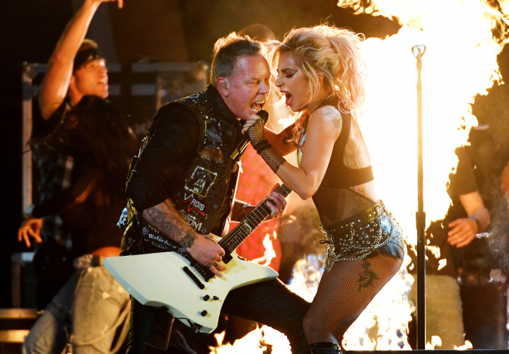 Lady Gaga berduet dengan James Hetfield dari Metallica di atas panggung Grammy Award 2017. Kevork Djansezian/Getty Images/AFP