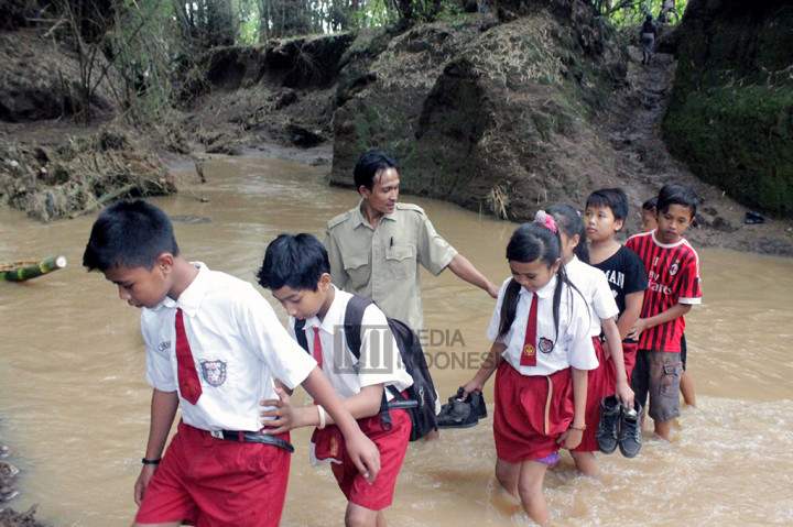 Jembatan penghubung di Kecamatan Grati, Kabupaten Pasuruan tersebut terseret banjir sejak 25 Januari lalu.