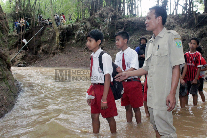 Akibatnya, sejumlah pelajar dan guru terpaksa menyeberangi sungai saat berangkat dan pulang sekolah.