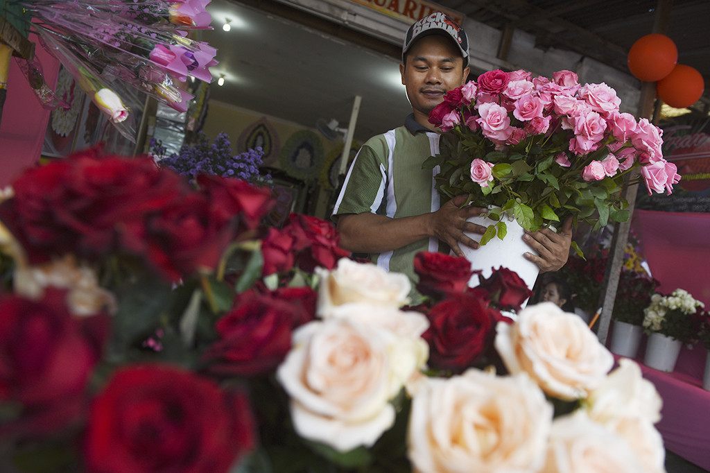 Pedagang menata bunga yang dijual di salah satu pusat penjualan bunga di Surabaya, Jawa Timur.