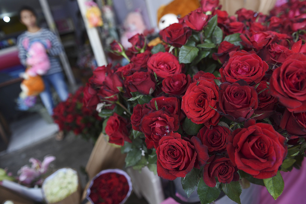 Pengunjung memilih bunga yang dijual di salah satu pusat penjualan bunga di Surabaya, Jawa Timur.