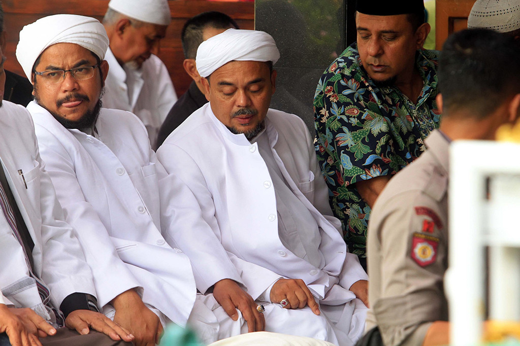 Saat menjalani pemeriksaan, Rizieq membawa berkas berupa tesis. Dia sengaja menenteng-nenteng karya ilmiah itu untuk pembuktian apakah dirinya betul menghina Pancasila.