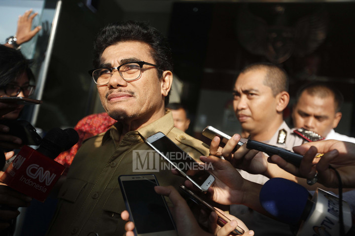 Hakim Mahkamah Konstitusi Manahan MP Sitompul menjawab pertanyaan wartawan ketika meninggalkan Gedung Merah Putih, KPK, Jakarta.