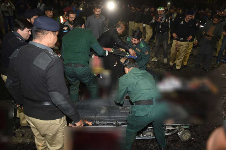 Petugas mengevakuasi korban ledakan bom di Lahore.