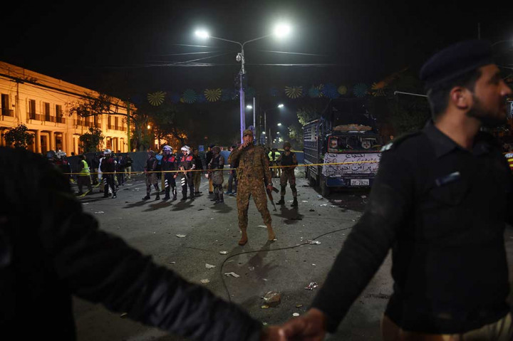 Tentara dan polisi Pakistan berjaga-jaga di lokasi ledakan bom.