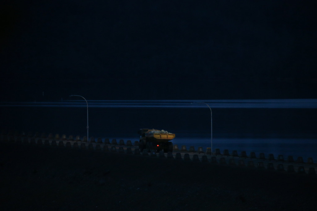 Pekerjaan mengantisipasi bencana air bah ini berlangsung 24 jam berkejaran dengan terus naiknya tinggi permukaan air danau Oroville.