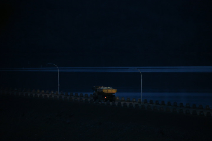 Pekerjaan mengantisipasi bencana air bah ini berlangsung 24 jam berkejaran dengan terus naiknya tinggi permukaan air danau Oroville.