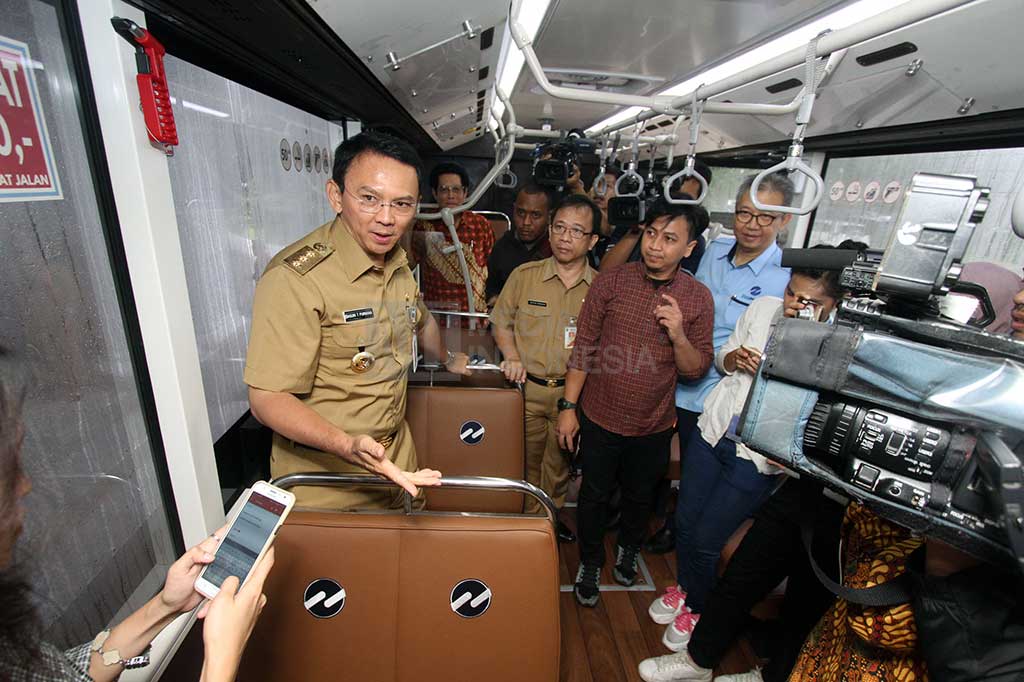 Gubernur DKI Jakarta Basuki Tjahaja Purnama menjawab pertanyaan wartawan saat berada di dalam bus TransJakarta vintage series yang membawanya ke Kantor Balai Kota DKI Jakarta, Selasa (14/2/2017).