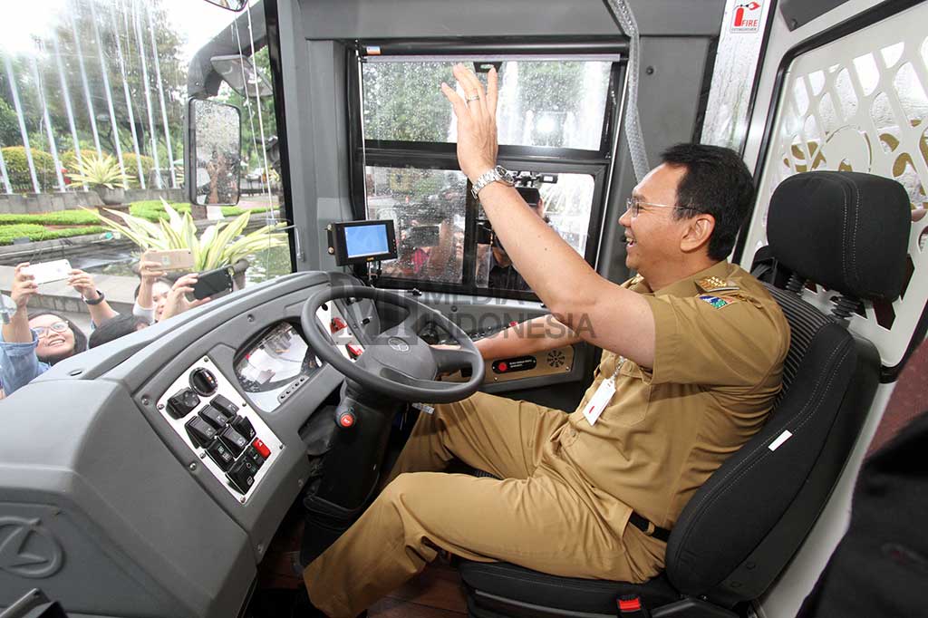 Ahok berharap akan lebih banyak warga Jakarta memilih meninggalkan mobil pribadi dan beralih menggunakan transportasi umum.