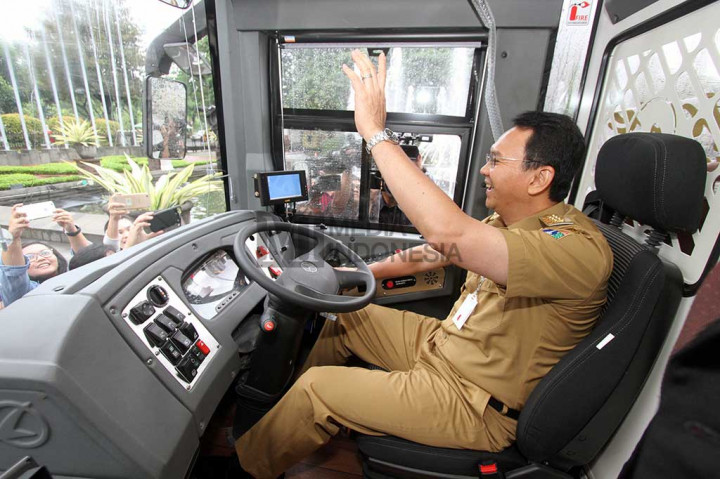 Ahok berharap akan lebih banyak warga Jakarta memilih meninggalkan mobil pribadi dan beralih menggunakan transportasi umum.