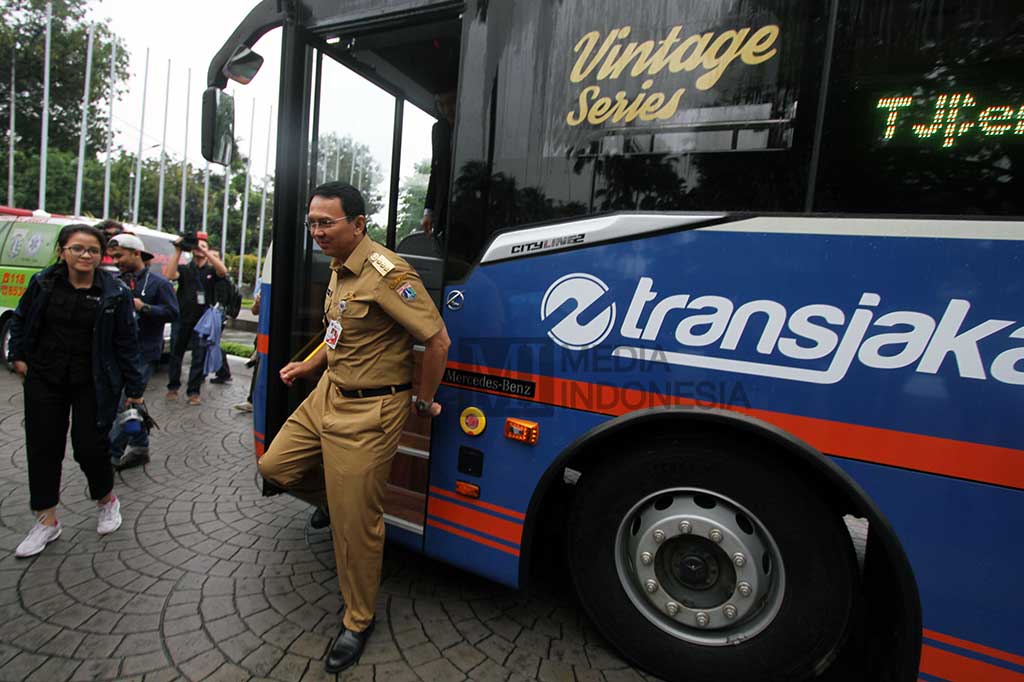 Ahok turun dari bus Transjakarta vintage series.