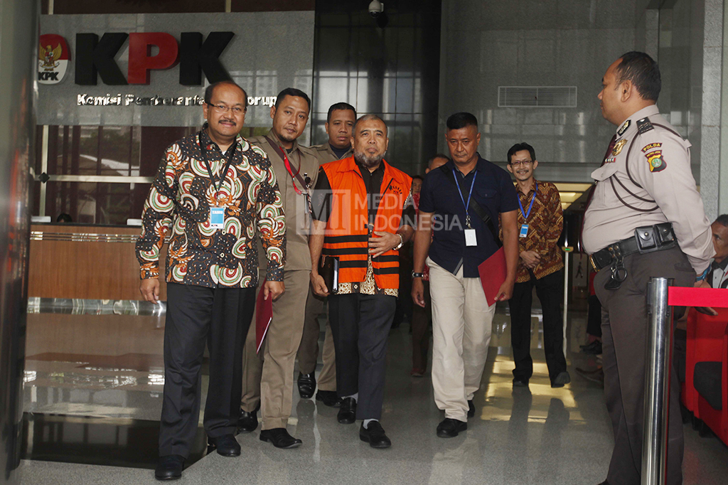 Mantan Hakim Konstitusi Patrialis Akbar didampingi penasehat hukumnya dan dikawal petugas keluar dari Gedung Merah Putih, KPK, Jakarta.