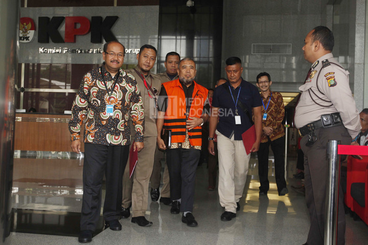 Mantan Hakim Konstitusi Patrialis Akbar didampingi penasehat hukumnya dan dikawal petugas keluar dari Gedung Merah Putih, KPK, Jakarta.