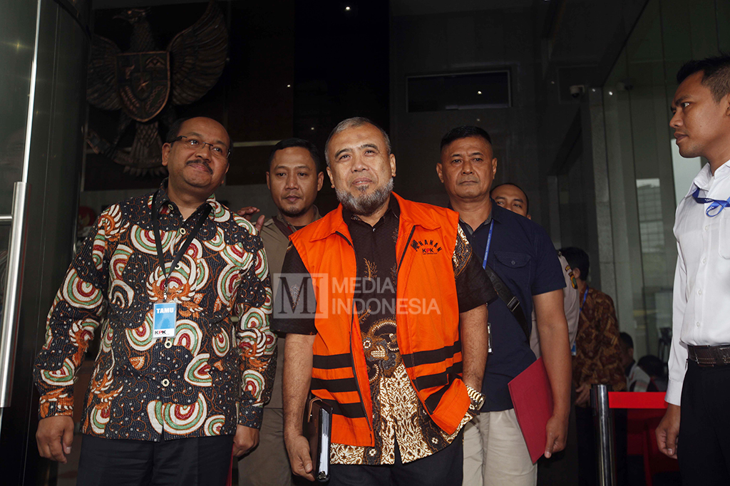 Patrialis diperiksa sebagai tersangka suap karena diduga menerima uang senilai 20 ribu dolar AS dan 200 ribu dolar Singapura atau sekitar Rp2,15 miliar dari Direktur Utama PT Sumber Laut Perkasa dan PT Impexindo Pratama Basuki Hariman.