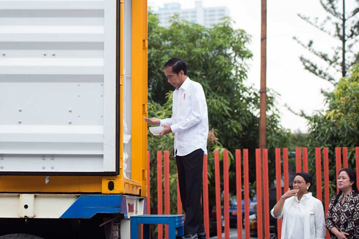 Presiden Joko Widodo memeriksa beras bantuan disaksikan Menlu Retno Marsudi dan Menko PMK Puan Maharani saat pelepasan pengiriman bantuan beras untuk Sri Lanka, di kawasan pergudangan Bulog Drive DKI Jakarta, Kelapa Gading, Jakarta Utara, Selasa (14/2/2017).