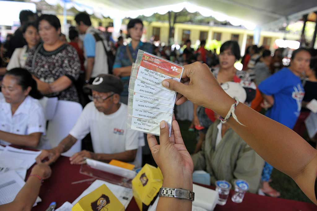 Petugas memeriksa kartu Program Keluarga Harapan (PKH) saat penyaluran program pemerintah tersebut di Denpasar, Selasa (14/2/2017).
