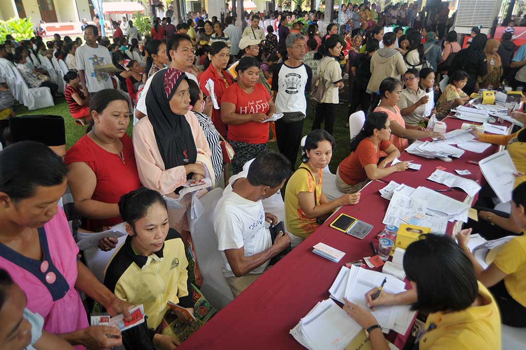 Warga antre memverifikasi data keluarga mereka untuk mendapatkan kartu Program Keluarga Harapan (PKH) di Denpasar, Selasa (14/2/2017).