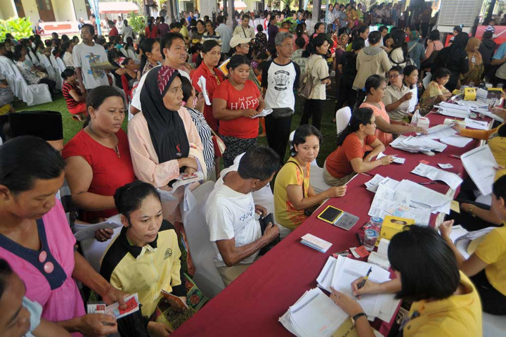 Warga antre memverifikasi data keluarga mereka untuk mendapatkan kartu Program Keluarga Harapan (PKH) di Denpasar, Selasa (14/2/2017).