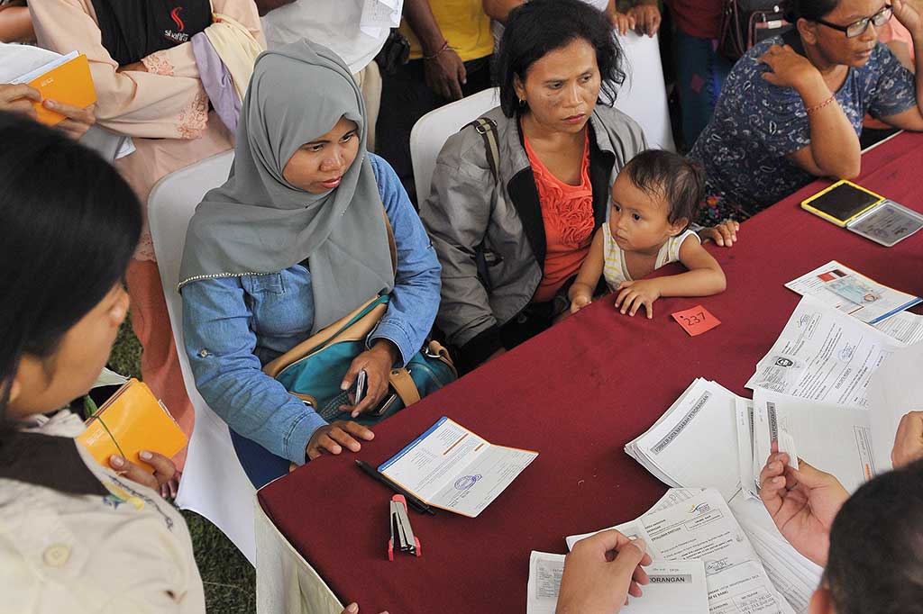 Warga antre memverifikasi data keluarga mereka untuk mendapatkan kartu Program Keluarga Harapan (PKH) di Denpasar, Selasa (14/2/2017).