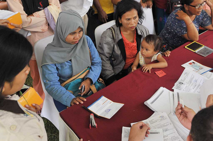 Warga antre memverifikasi data keluarga mereka untuk mendapatkan kartu Program Keluarga Harapan (PKH) di Denpasar, Selasa (14/2/2017).