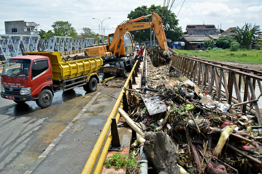 Sampah Sumbat Kanal Banjir Timur Semarang
