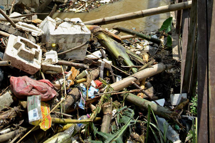 Sampah Sumbat Kanal Banjir Timur Semarang
