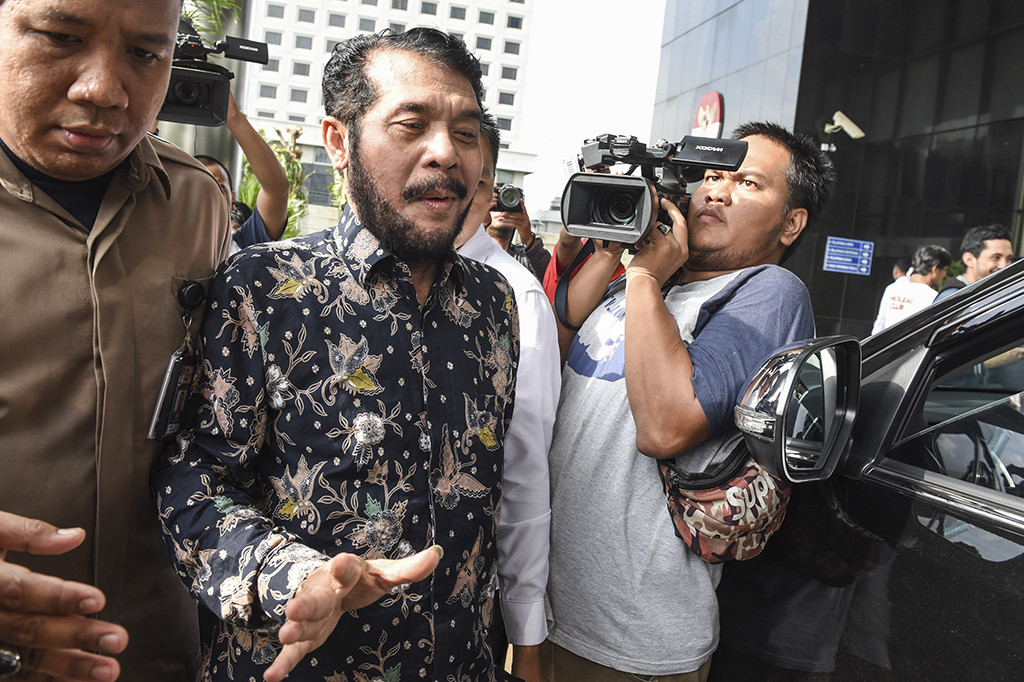 Anwar Usman dan Wahiduddin Adams diperiksa sebagai saksi untuk tersangka mantan Hakim MK Patrialis Akbar terkait kasus dugaan suap permohonan uji materi UU Nomor 41 Tahun 2014 tentang Peternakan dan Kesehatan Hewan. 