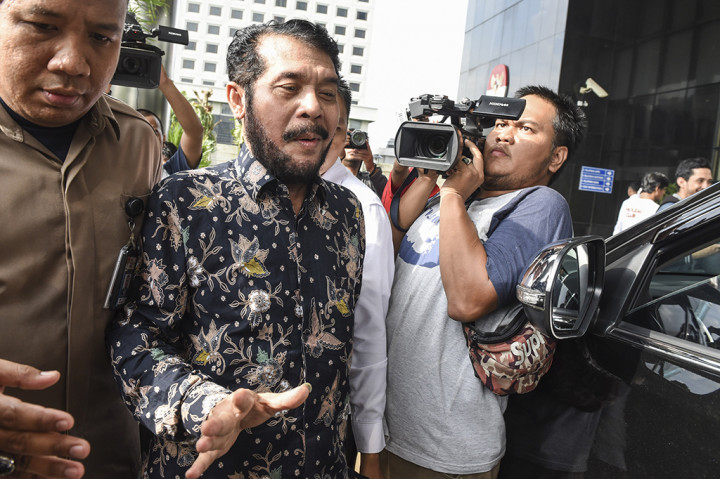 Anwar Usman dan Wahiduddin Adams diperiksa sebagai saksi untuk tersangka mantan Hakim MK Patrialis Akbar terkait kasus dugaan suap permohonan uji materi UU Nomor 41 Tahun 2014 tentang Peternakan dan Kesehatan Hewan. 