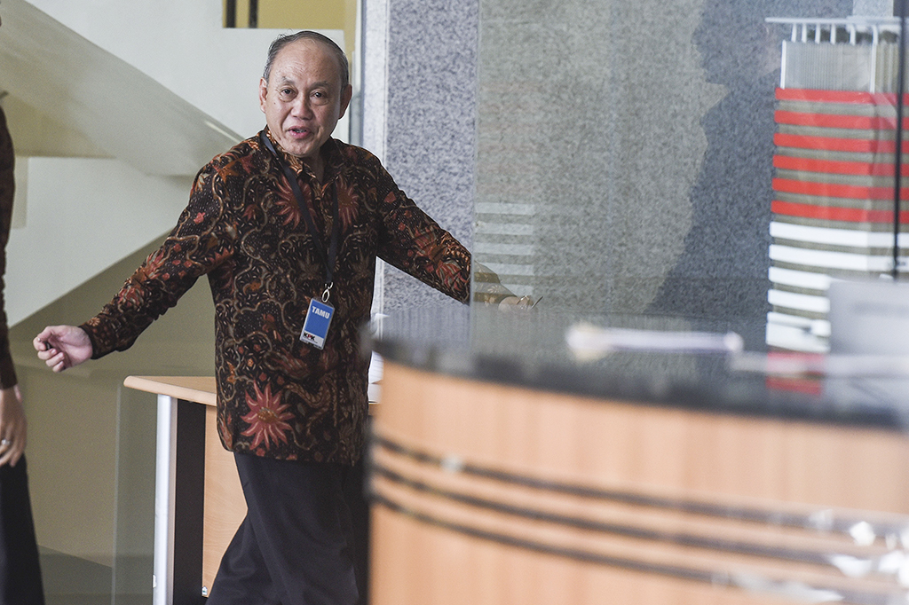 Sebelum Anwar Usman dan Wahiduddin Adams, penyidik KPK sudah memeriksa dua hakim Mahkamah Konstitusi (MK) lainnya, yaitu Hakim MK I Dewa Gede Palguna dan ?Hakim MK Manahan Sitompul.