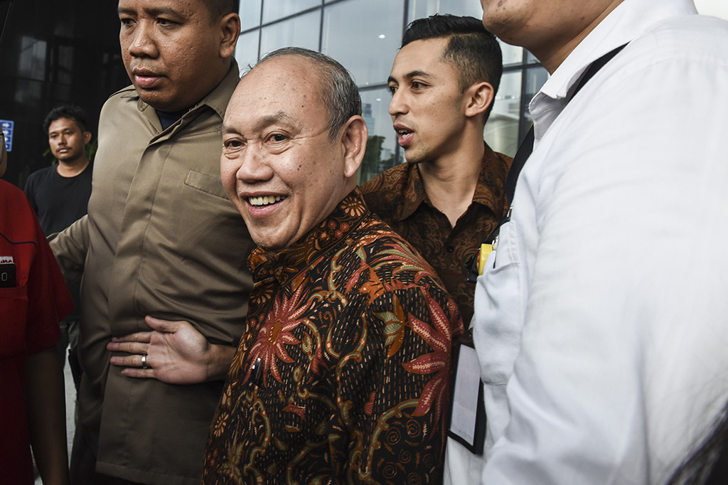Hakim Mahkamah Konstitusi (MK) Wahiduddin Adams berjalan usai diperiksa di Gedung KPK, Jakarta.