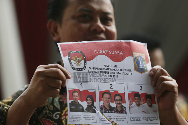 Ketua KPU DKI Jakarta Sumarno serta jajaran terkait memusnahkan kelengkapan penyelenggaraan Pemilihan Gubernur dan Wakil Gubernur DKI Jakarta di halaman kantor KPU DKI Jakarta.