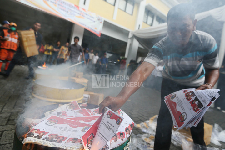 Pemusnahan ribuan surat suara tersebut dilakukan dengan cara dibakar.