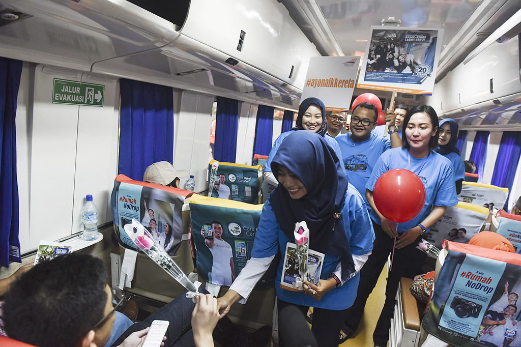 Valentine, KAI Bagikan Bunga ke Penumpang