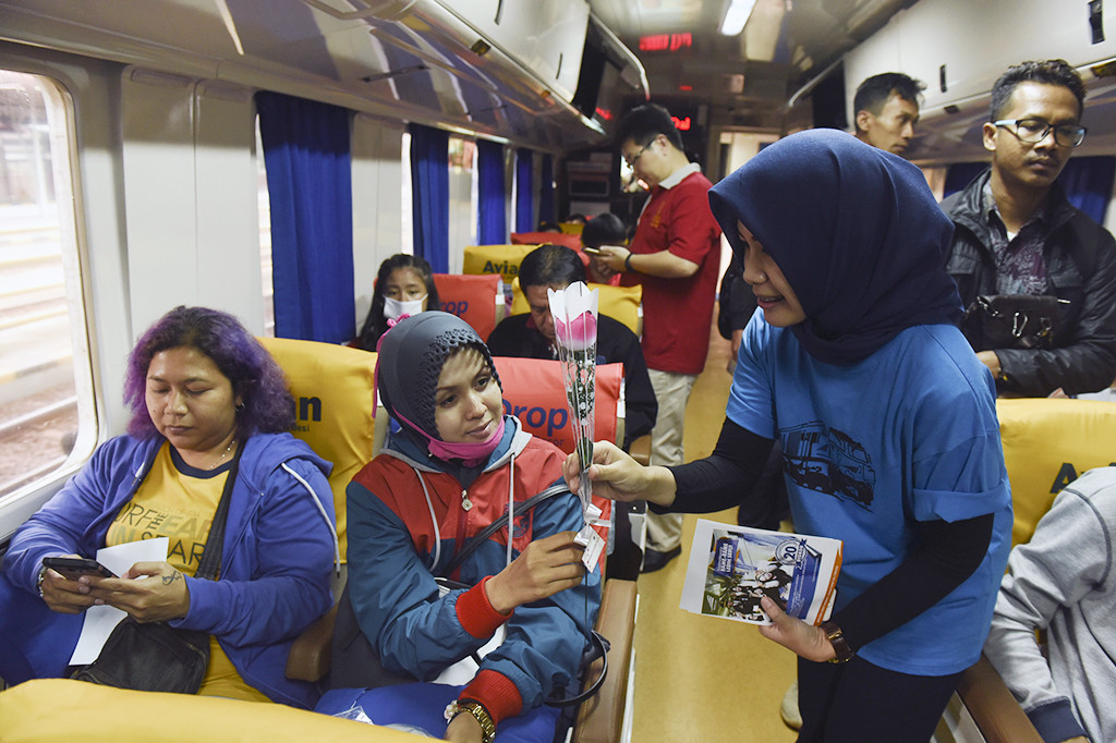 Valentine, KAI Bagikan Bunga ke Penumpang