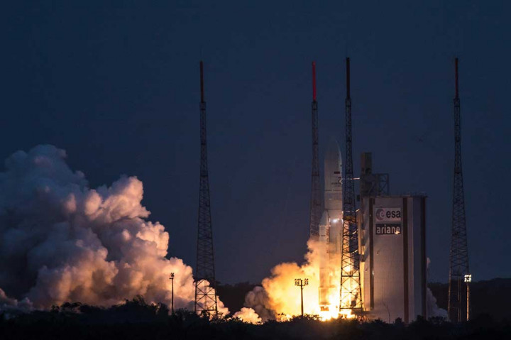 Roket Ariane 5 yang membawa Satelit Telkom 3 S bersiap meluncur dari Guiana Space Center, Kourou, Guyana, Prancis, Rabu (15/2/2017) WIB.