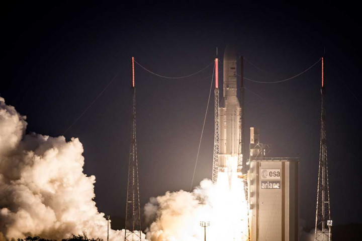 Dengan hitungan mundur dan tepat pukul 04.39 WIB, roket peluncur Ariane 5 mulai mengangkasa setelah lepas dari launch pad menuju slot orbit 118 bujur timur.