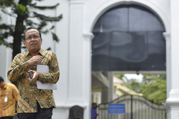 Pratikno sendiri membawa serta sejumlah dokumen termasuk pertimbangan Mahkamah Agung (MA) yang digunakan sebagai bahan dalam memutuskan pemberian grasi tersebut.