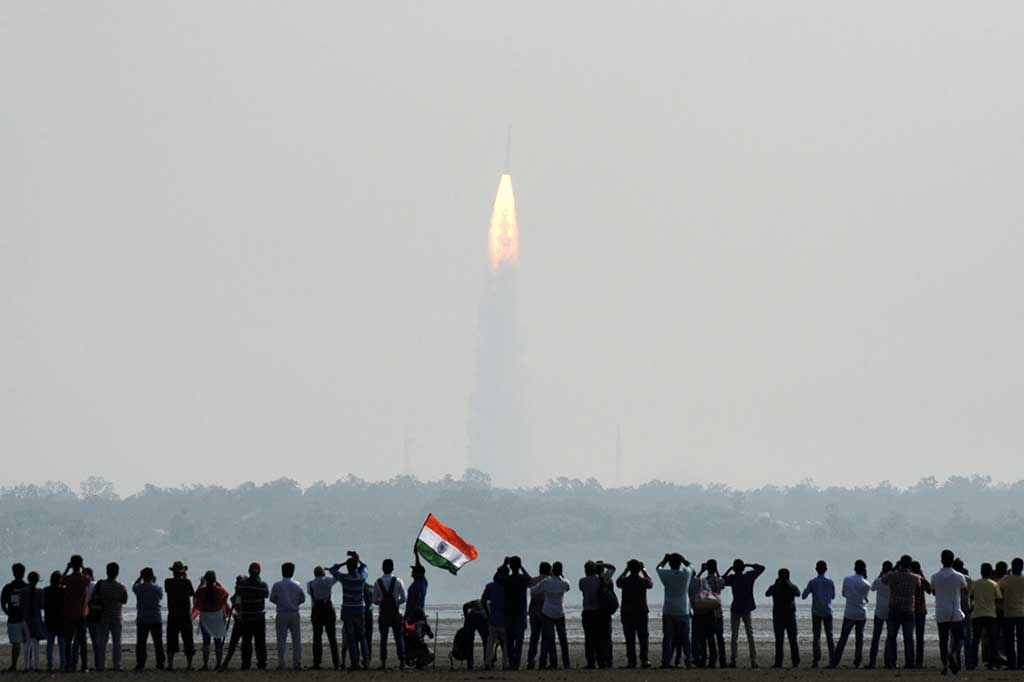 Warga India antusias menyaksikan peluncuran 104 satelit dengan roket tunggal, di pusat peluncuran Satish Dhawan Space Centre (SDSC) di Sriharikota, perairan Teluk Bengala, negara bagian selatan India, Andhra Pradesh, Rabu (15/2/2017).