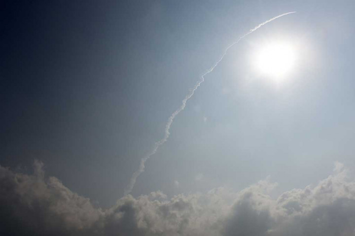 Roket lepas landas pada pukul 09:28 waktu setempat (0358 GMT) dan melaju dengan kecepatan 27.000 kilometer (16.777) per jam, melepas semua 104 satelit ke orbit sekitar 30 menit kemudian.