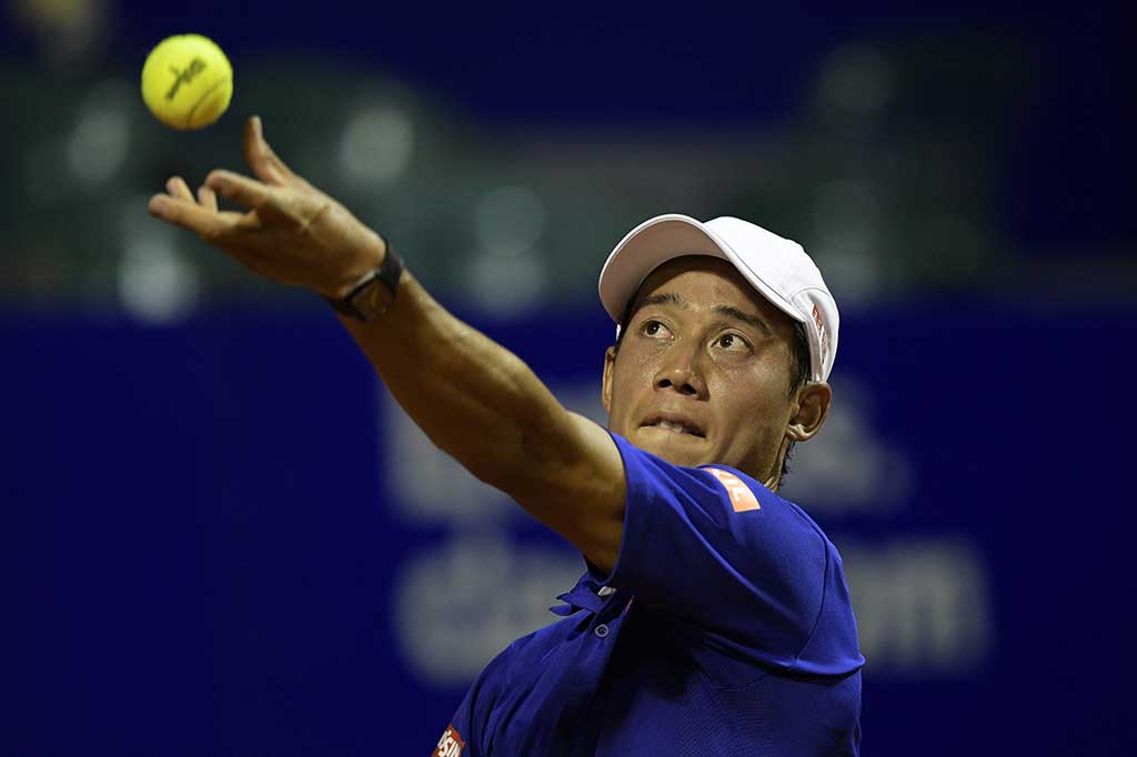 Kei Nishikori melancarkan servis ke arah petenis tuan rumah Diego Schwartzman pada babak ketiga Argentina Terbuka, di Buenos Aires, Rabu (15/2/2017) waktu setempat.