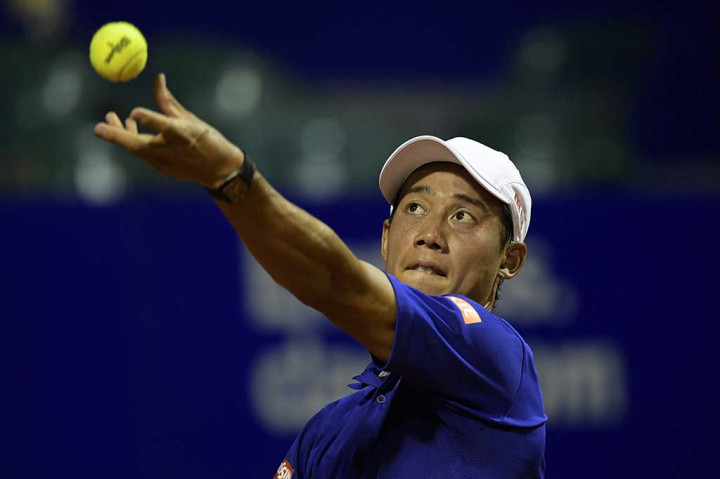 Kei Nishikori melancarkan servis ke arah petenis tuan rumah Diego Schwartzman pada babak ketiga Argentina Terbuka, di Buenos Aires, Rabu (15/2/2017) waktu setempat.