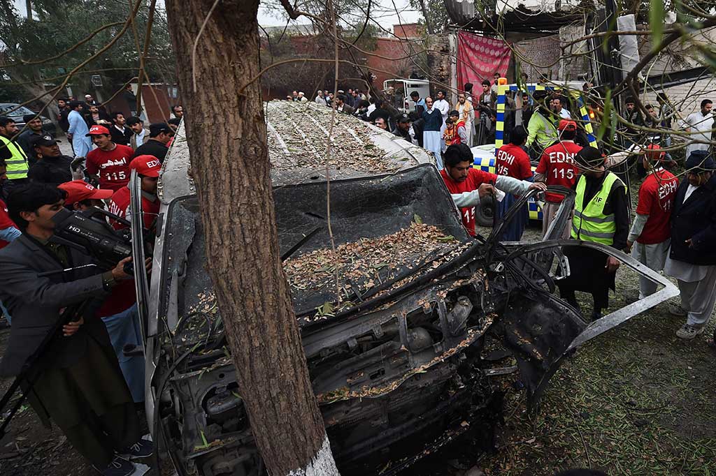 Serangan terjadi setelah pembom bunuh diri dengan sepeda motor menabrak van yang membawa beberapa hakim yang tengah bepergian melewati jalan di lingkungan kelas atas tersebut.